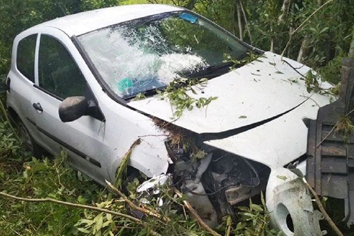 В Глубокском районе легковушка съехала в кювет и опрокинулась