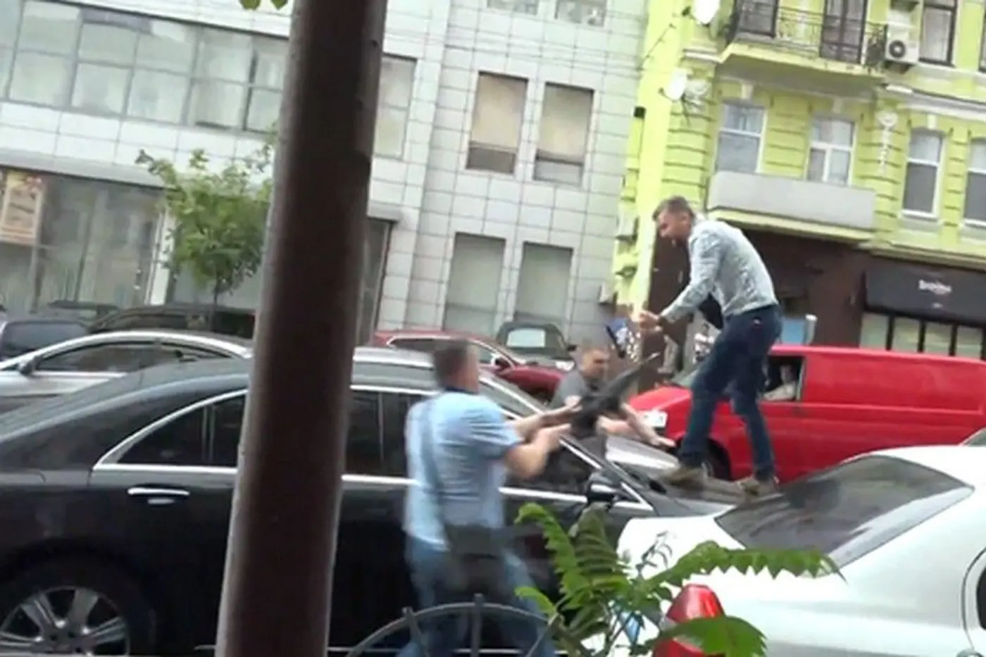 Видеофакт. В Киеве "атаковали" Mercedes Петра Порошенко