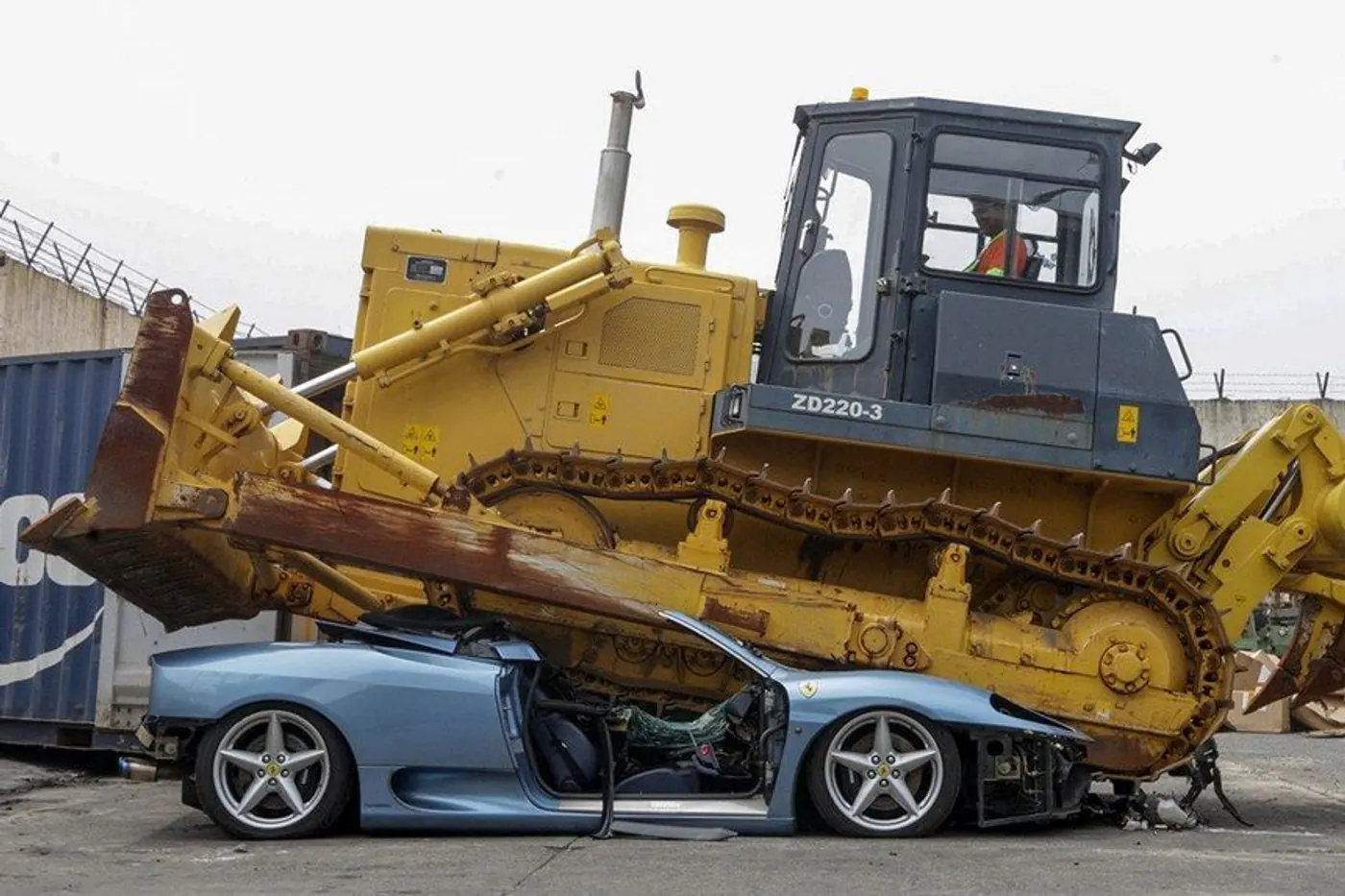 Фотофакт. Незаконно ввезенный Ferrari раздавили бульдозером
