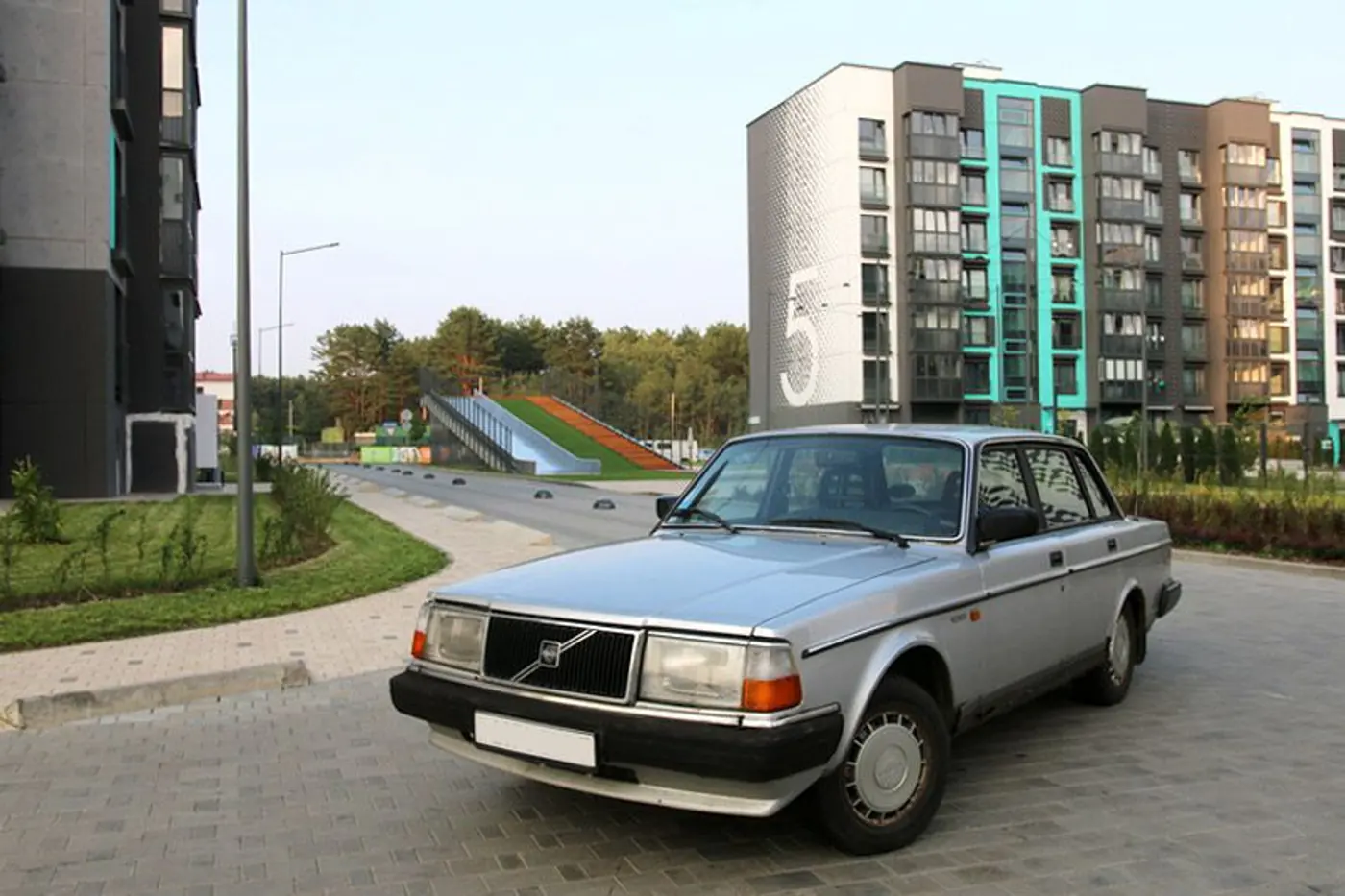 Гаражные находки. В каком виде до сегодняшнего дня дожил Volvo 240 с пробегом 196 тысяч километров?