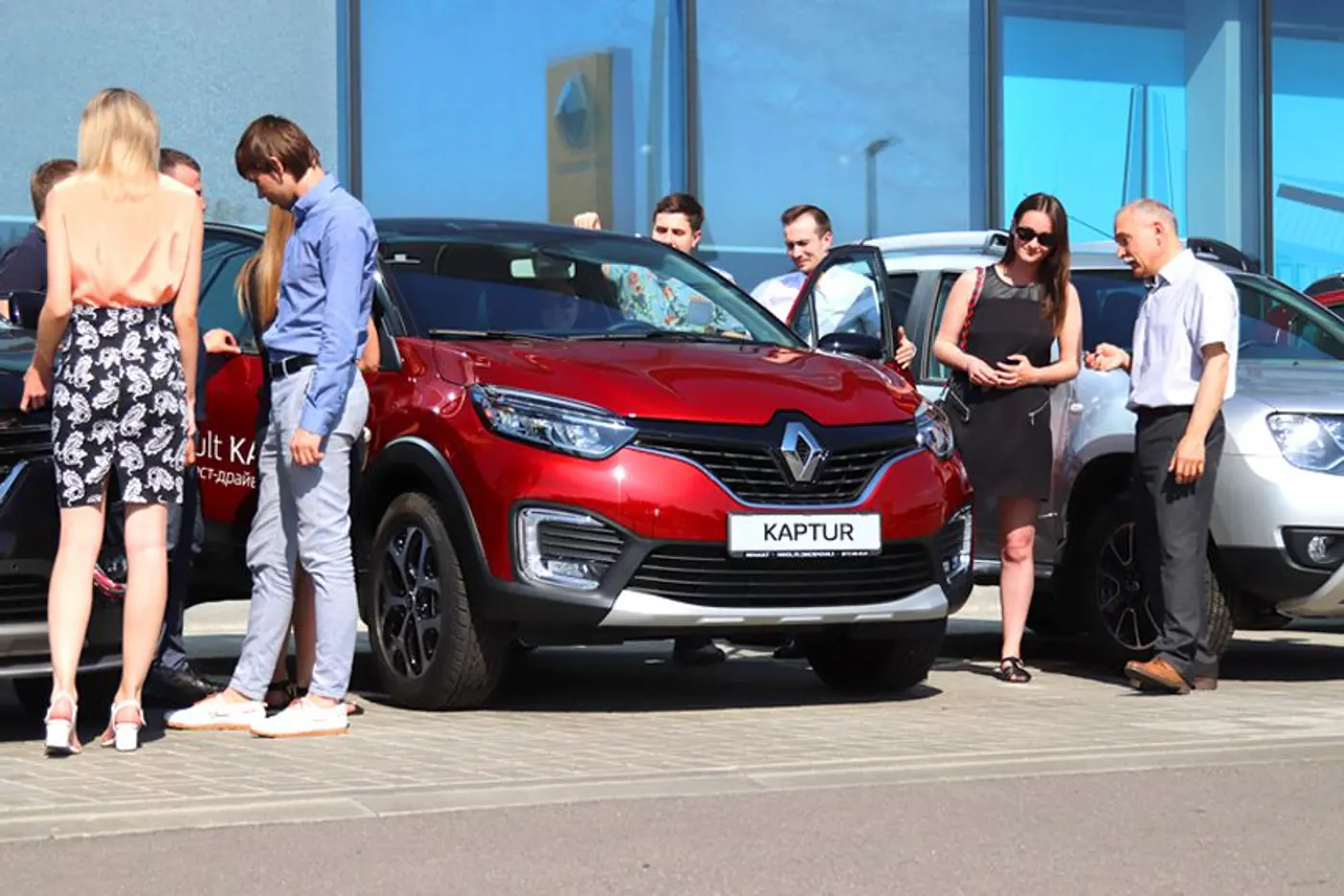 «Ждал именно эту акцию». Четвертый год подряд в салонах Renault - сезонная распродажа