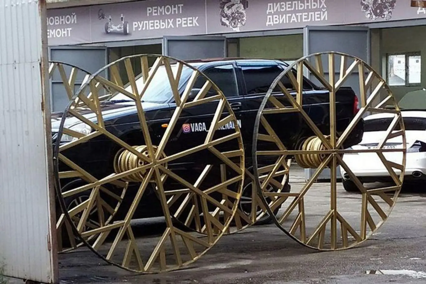 Житель Краснодара установил на Lada Priora 72-дюймовые колеса! Сотрудники ДПС шутку не оценили