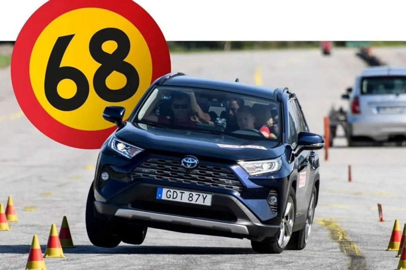Шведы не рекомендуют к покупке новую Toyota RAV4: кроссовер провалил "лосиный тест"