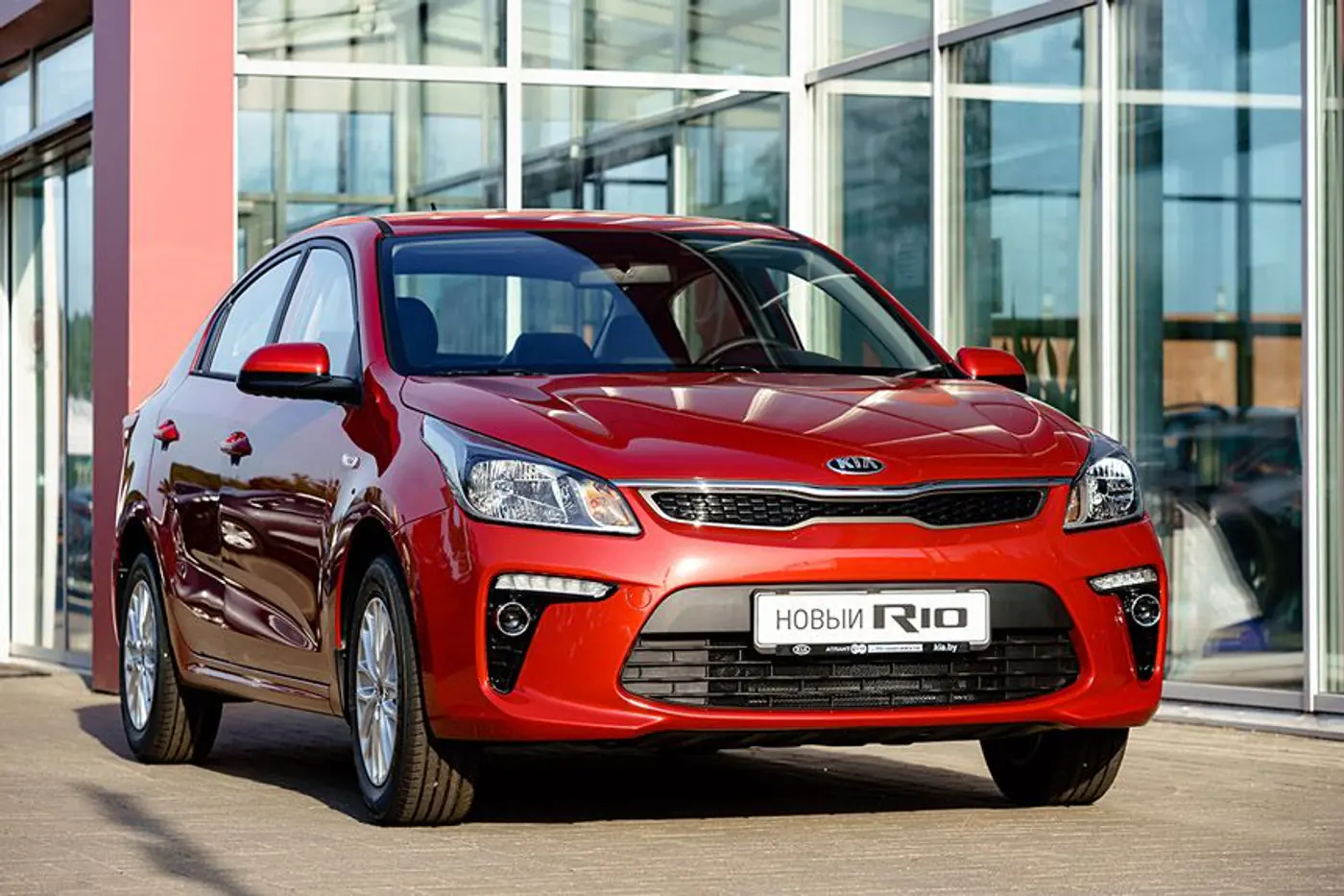 В автосалонах KIA стартовали продажи автомобилей новой серии Red Line