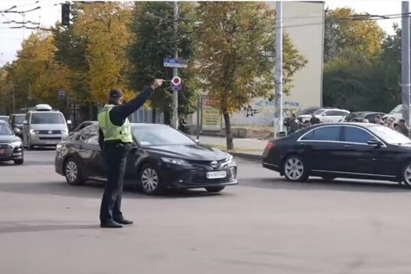 Больше 30 автомобилей: в соцсетях обсуждают видео с кортежем Зеленского и Лукашенко