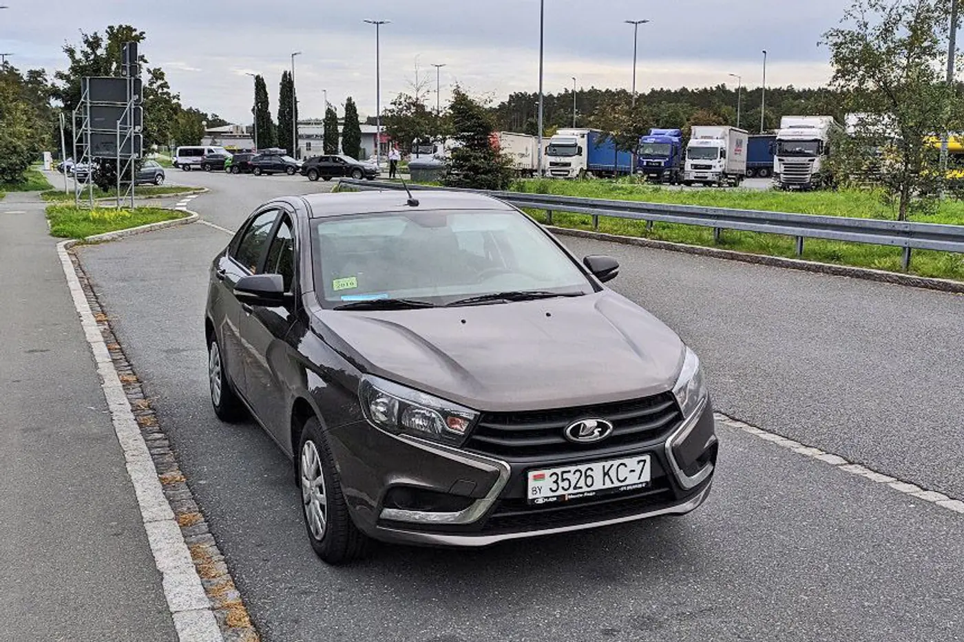 "Нет, мы не работники завода, проводящие тут тесты".  В Германию на Lada Vesta