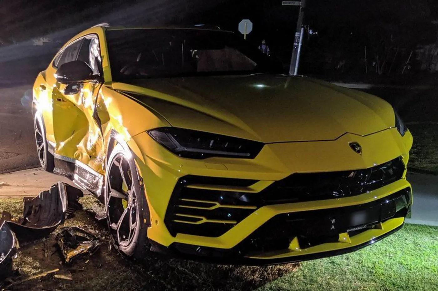 Не в то время и не в том месте: подросток угнал Subaru и врезался в Lamborghini Urus