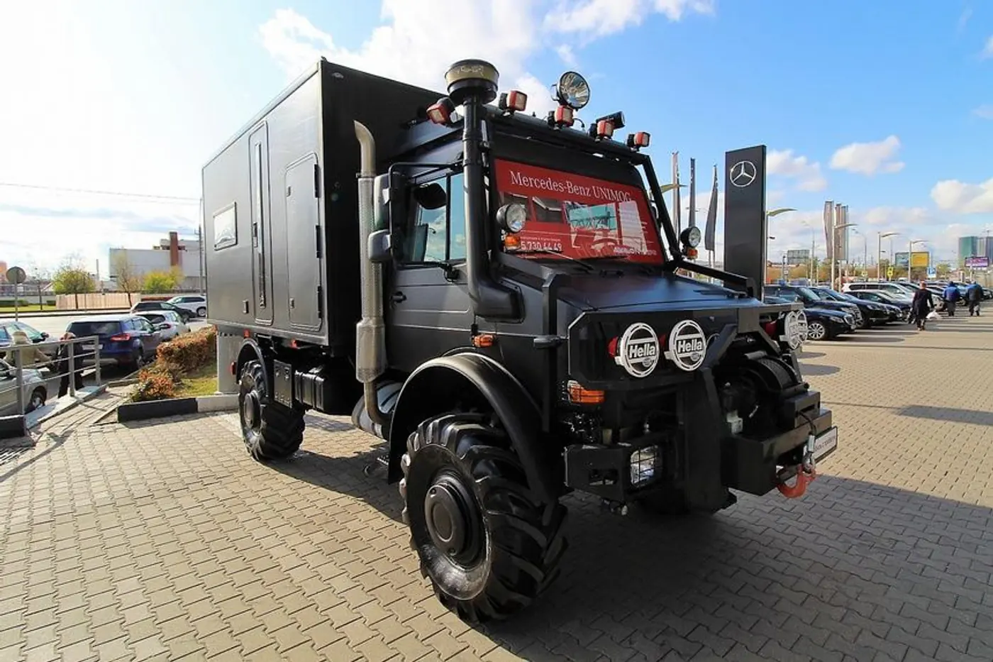 C микроволновкой и кроватью: сколько просят за грузовой Mercedes Unimog с жилым модулем?