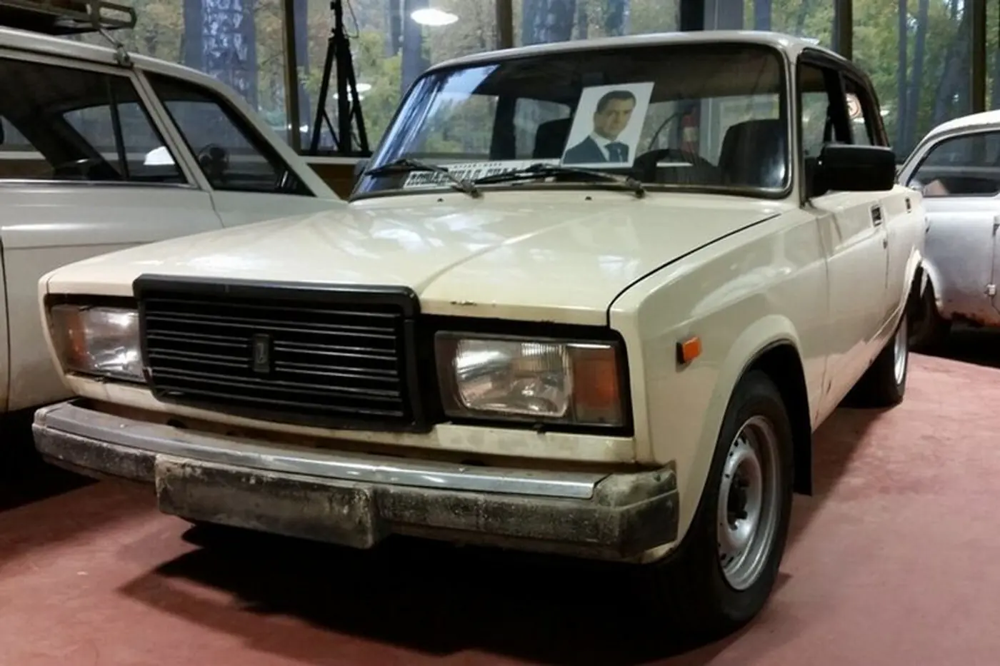 Ржавый ВАЗ-2107 Дмитрия Медведева выставили на продажу по цене нового Renault Logan