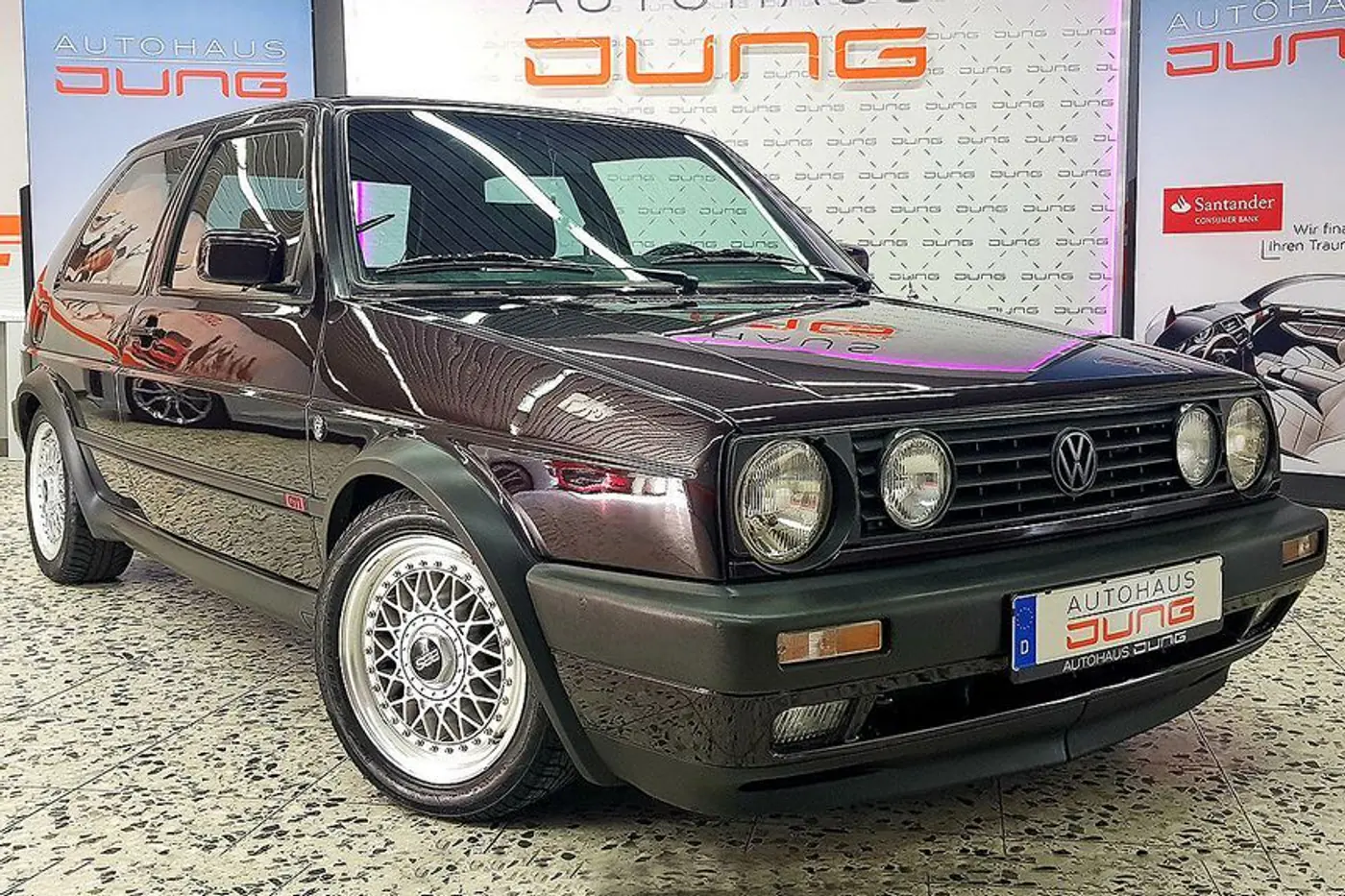 На продажу выставлен редкий Volkswagen Golf 1990 года выпуска. Сколько просят за машину?