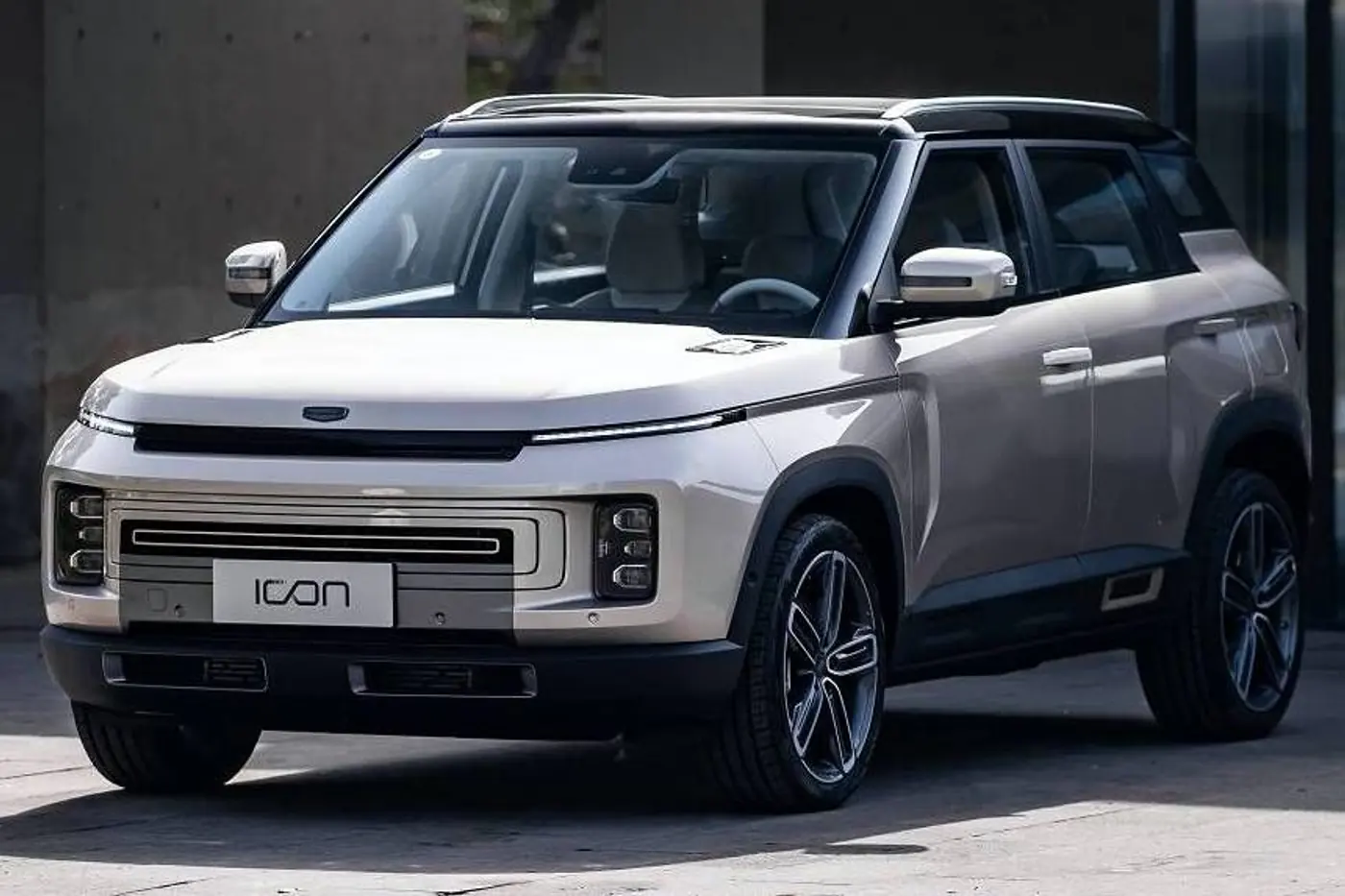 У Geely теперь есть "Икона": китайцы показали кроссовер с элементами в духе моделей Lada