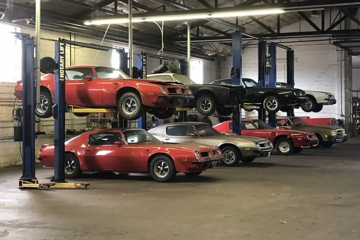 Фотофакт. Заброшенные коллекционные модели Pontiac, простоявшие в гараже 20 лет