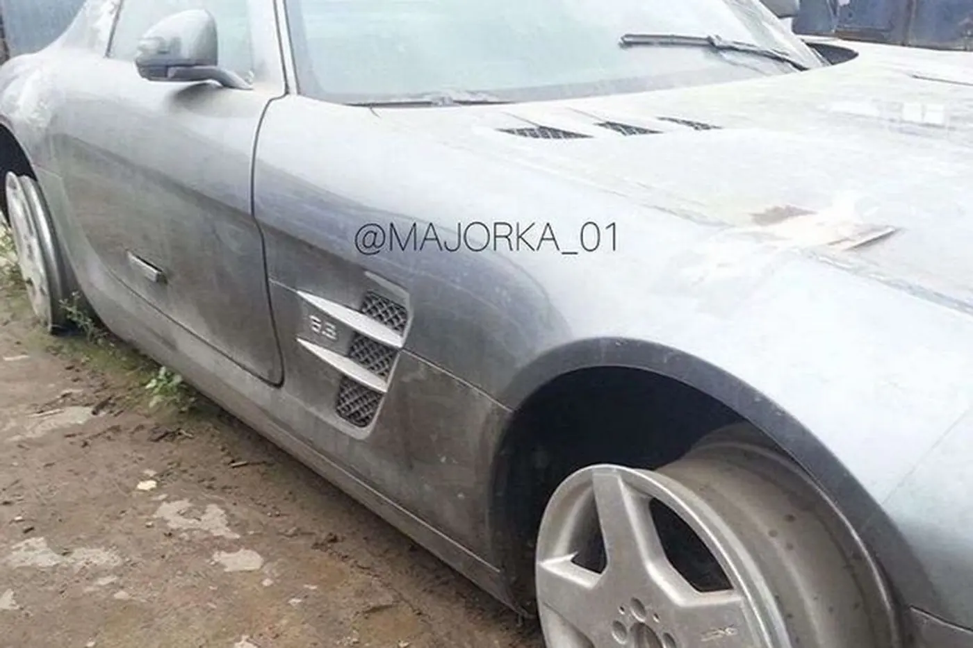 Фотофакт. Брошенный ржаветь под открытым небом Mercedes SLS AMG