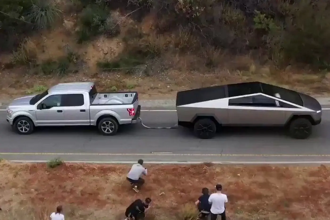 Видеофакт. Пикап Tesla одолел Ford F-150 в перетягивании каната