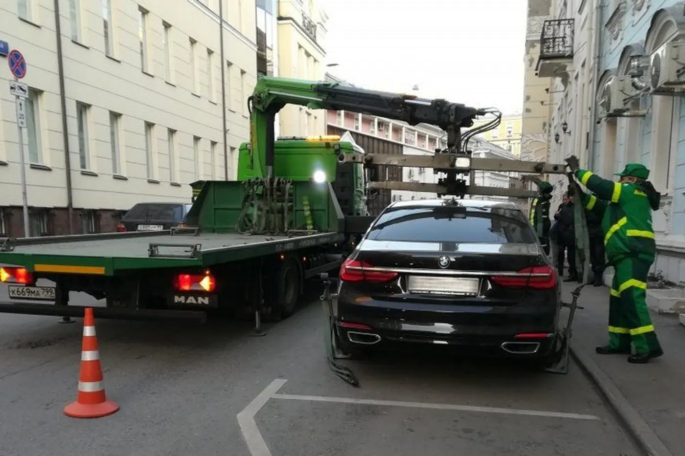 Сгубила жадность: роскошный седан BMW арестовали за год "халявной" парковки на платных местах