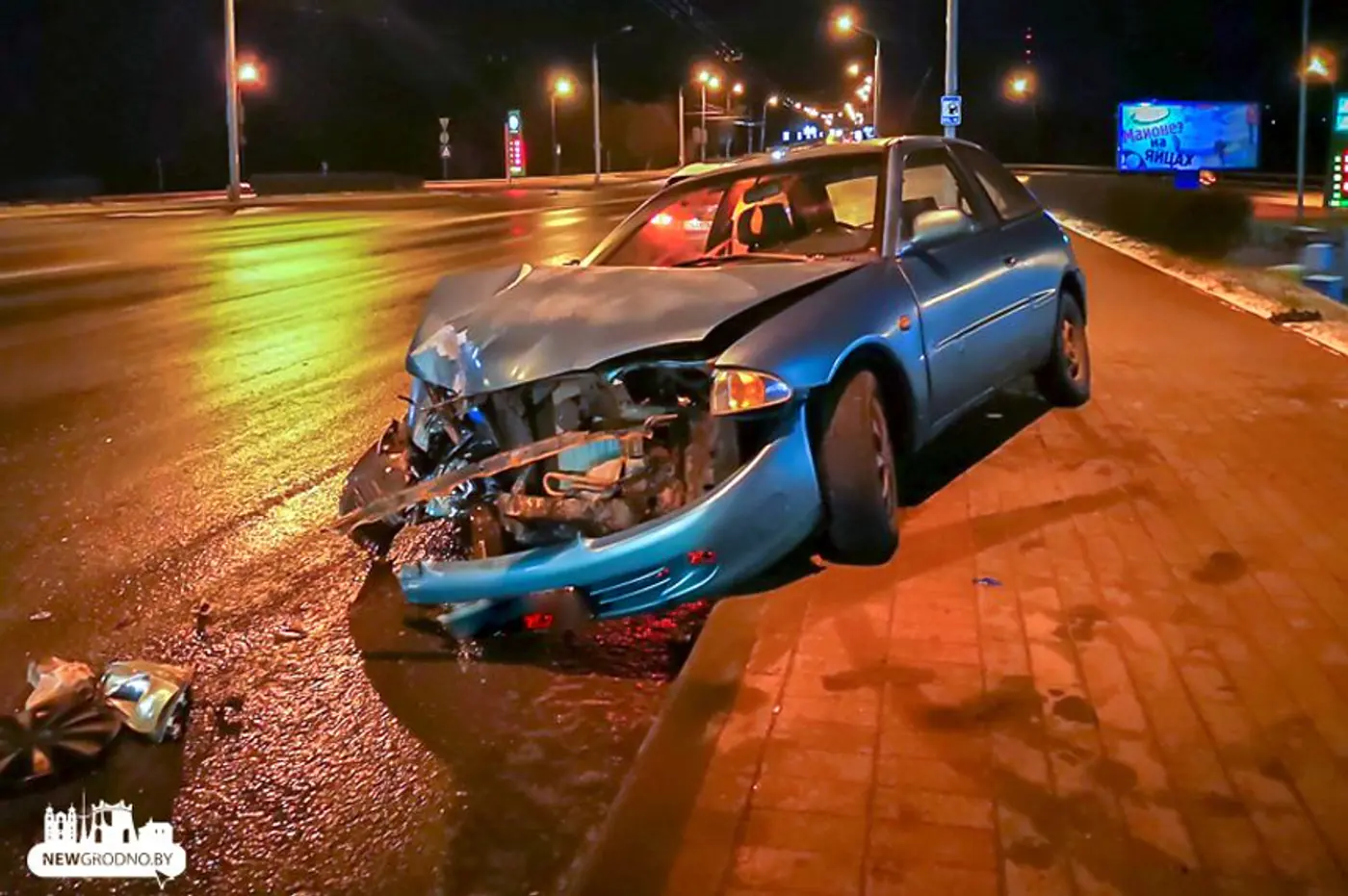 В Гродно из-за гололеда Mitsubishi врезался в столб