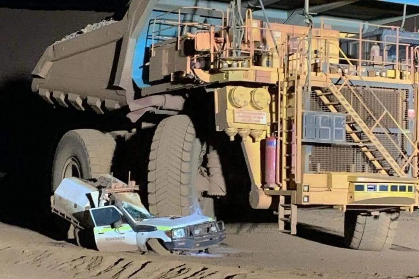 Фотофакт. Водитель карьерного самосвала раздавил собственную Toyota Land Cruiser