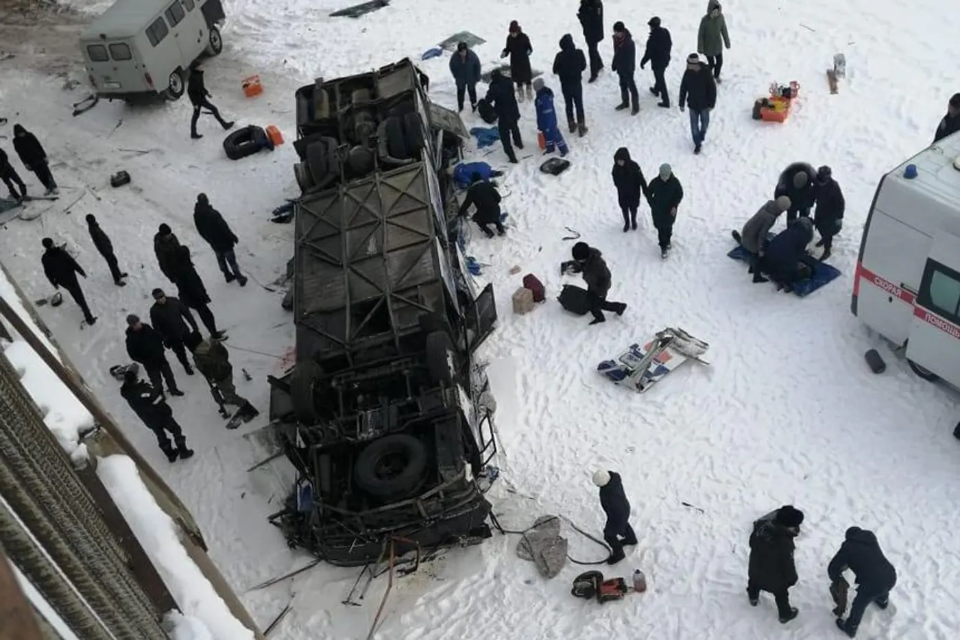 В Забайкалье автобус с людьми упал с моста на лед реки - 19 погибших