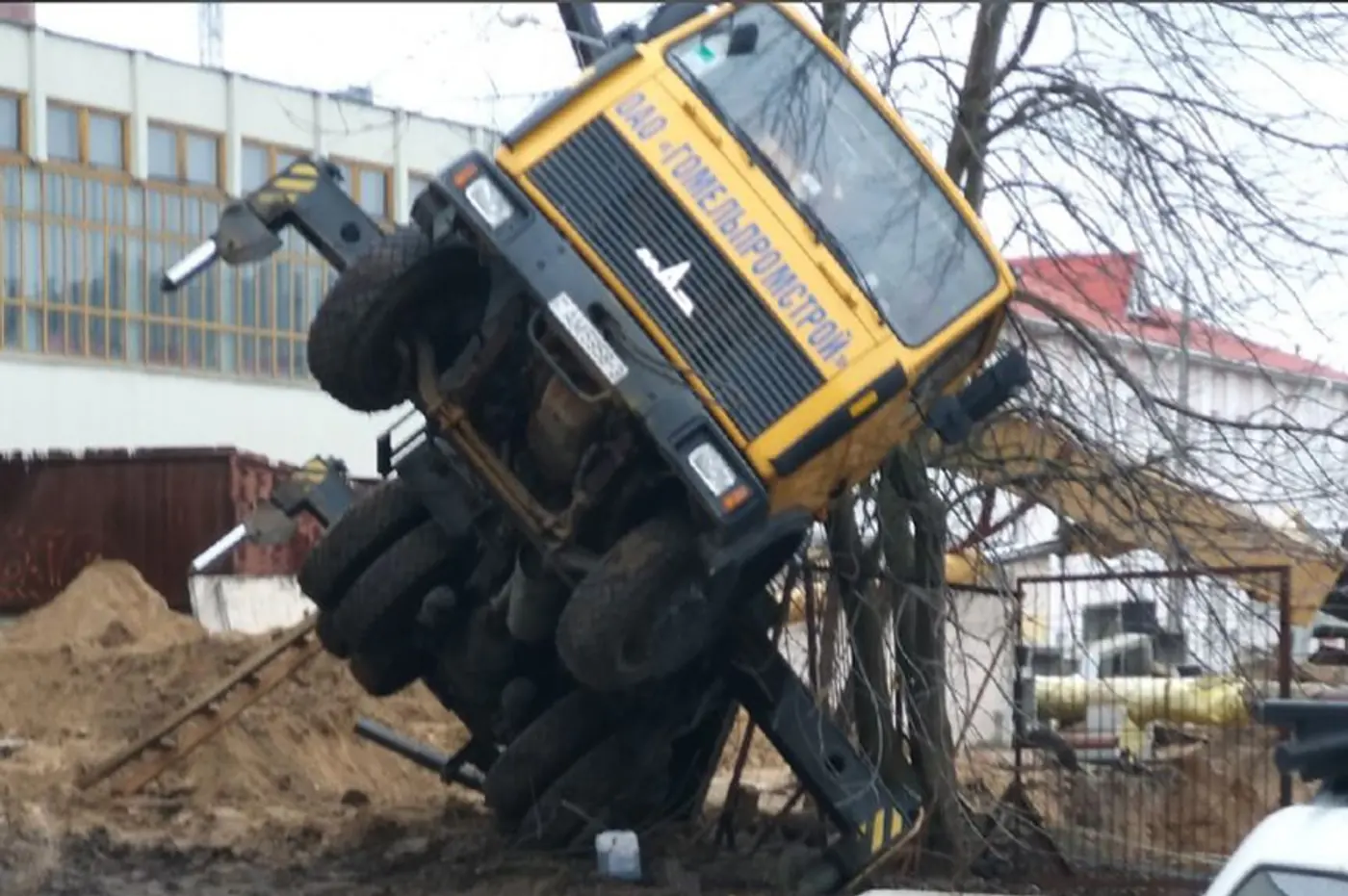 В центре Гомеля автокран потерял равновесие и едва не перевернулся.Видео