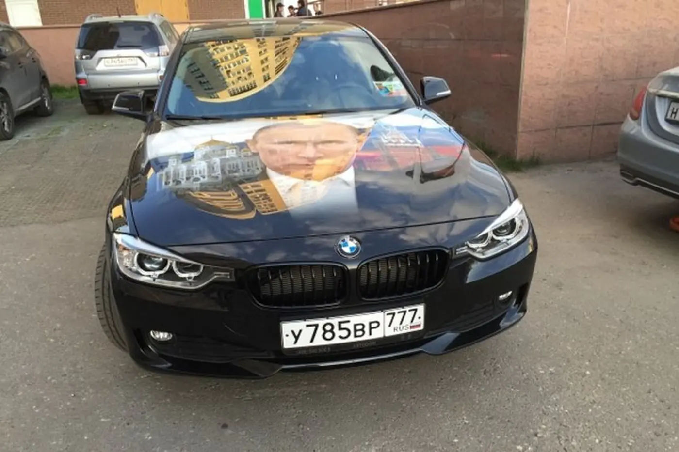 На продажу выставлен BMW с портретом президента России на капоте
