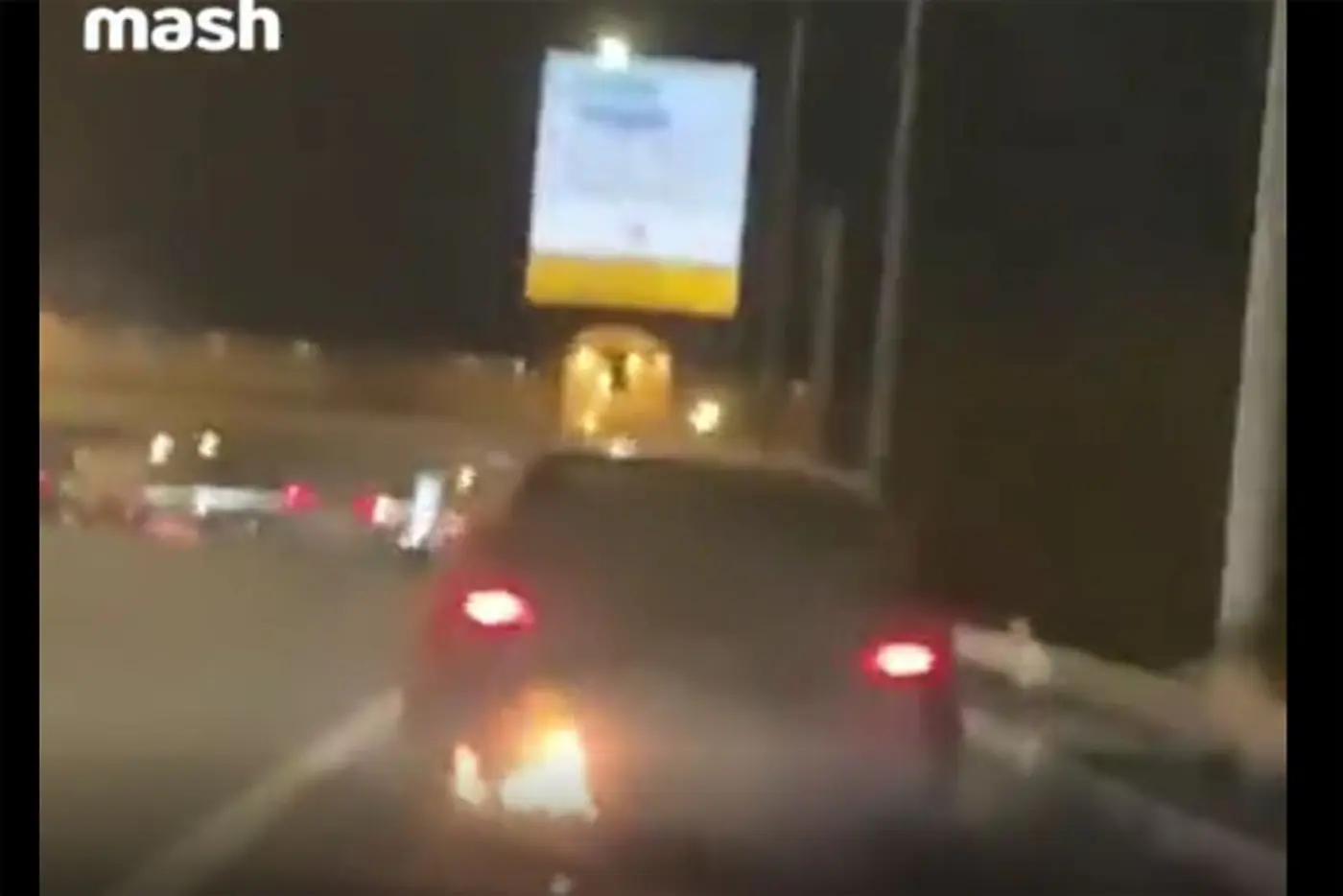 Пьяная женщина на горящем автомобиле ехала по Московской кольцевой. Видео