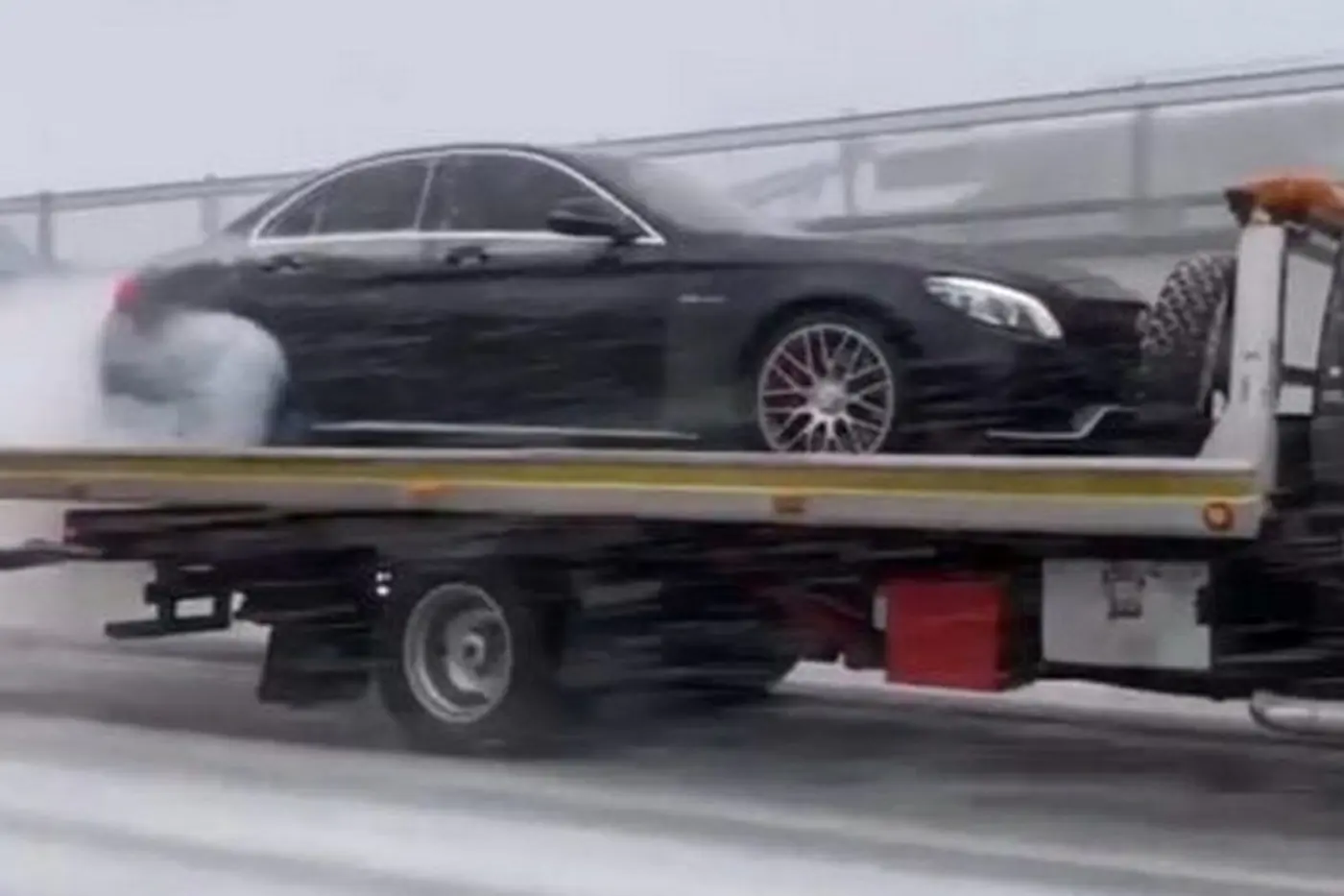 Видеофакт. Мощный Mercedes жжет резину на… эвакуаторе!