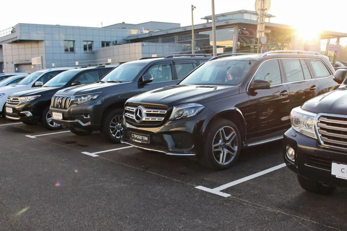 От "москвича" до Mercedes GLS. Репортаж с крупной площадки дилерской "бэушки" в Минске
