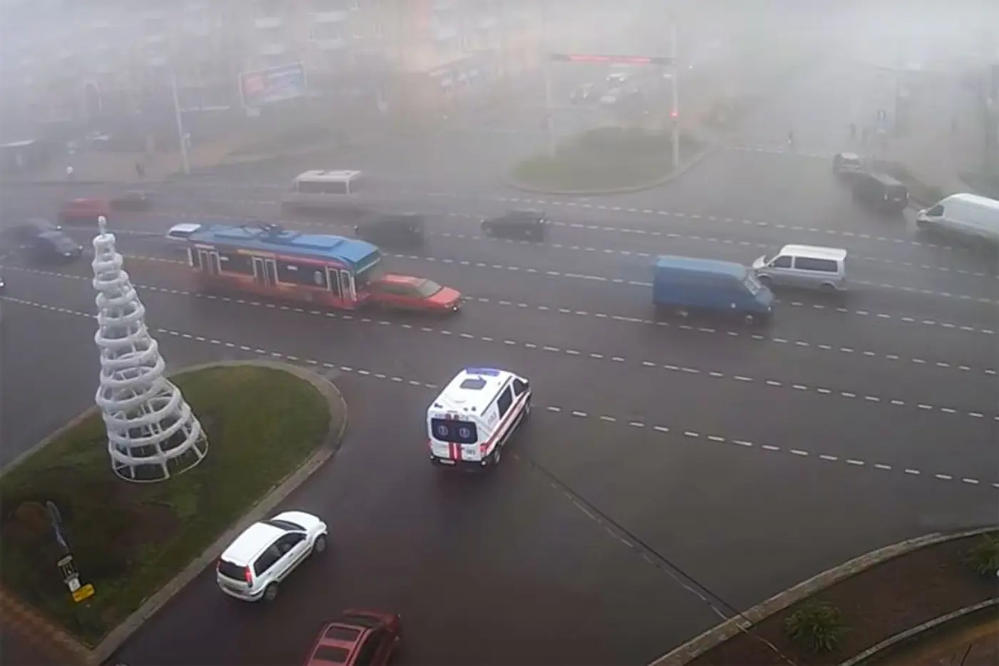 В Бресте троллейбус въехал в легковушку, которая остановилась пропустить "скорую"