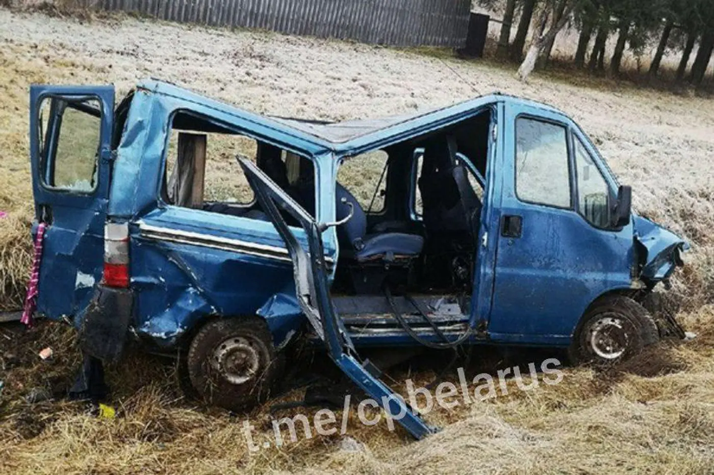 В Верхнедвинском районе микроавтобус влетел в кювет - водителя деблокировали спасатели