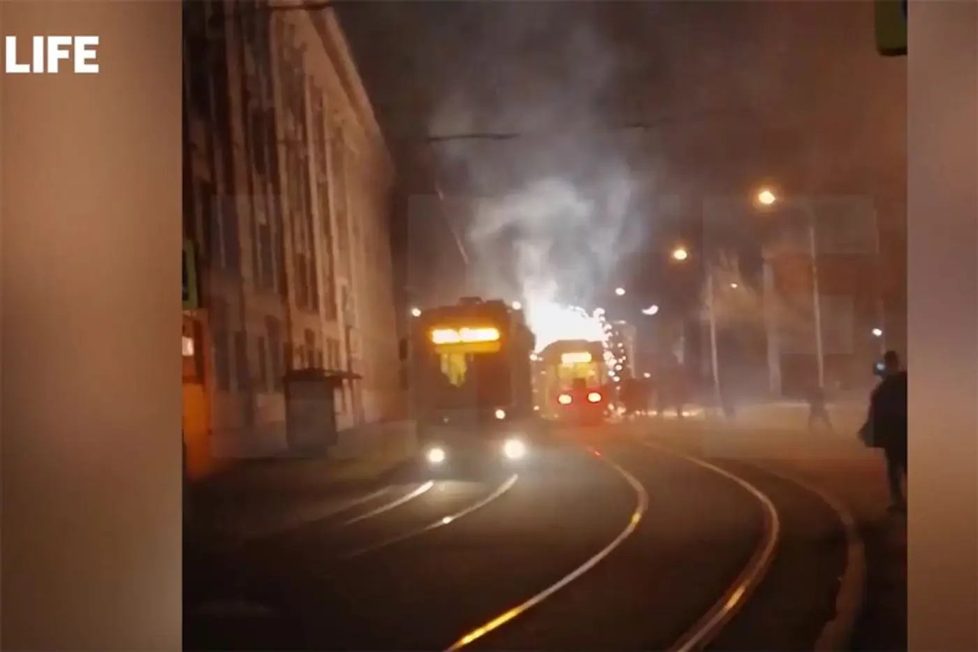 В Москве трамвай начал искрить на остановке. Видео