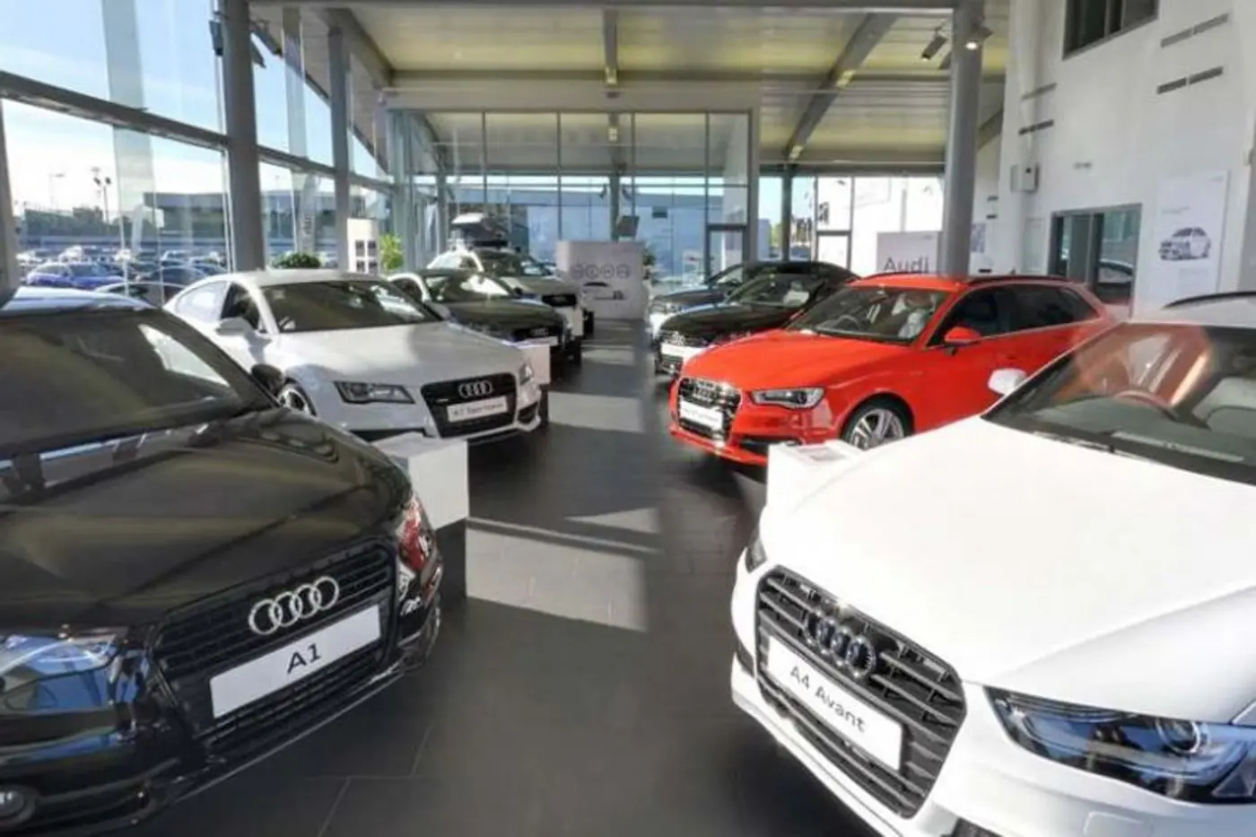 Трехлетняя девочка заскучала в автосалоне Audi и исцарапала 10 новых машин
