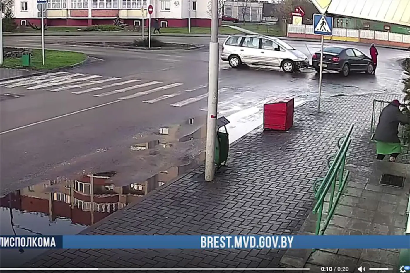 В Лунинце автомобиль, столкнувшись с другим авто, сбил пешехода. Видео