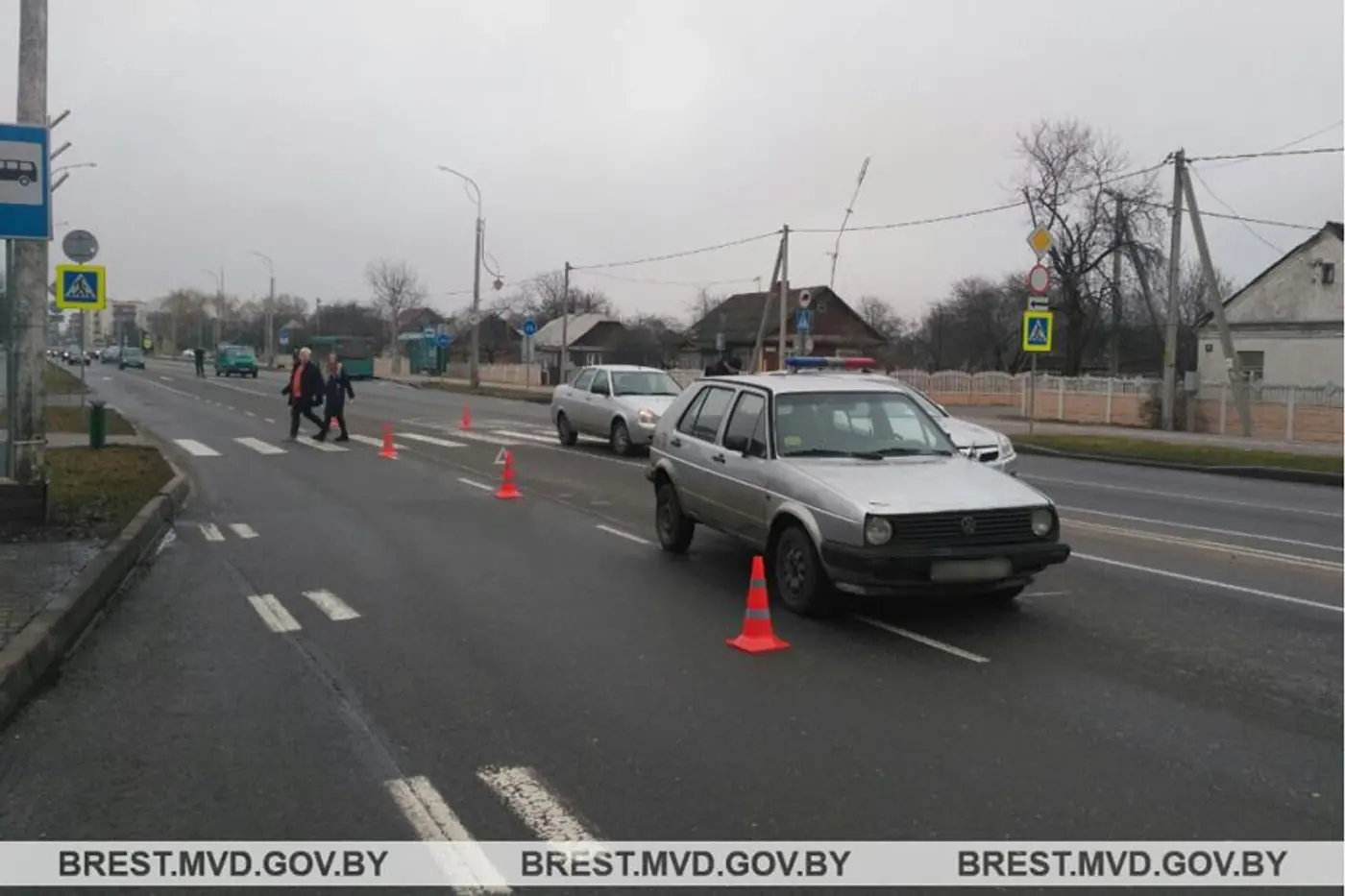 В Кобрине 15-летний парень "рванул" через дорогу и попал под машину. Видео