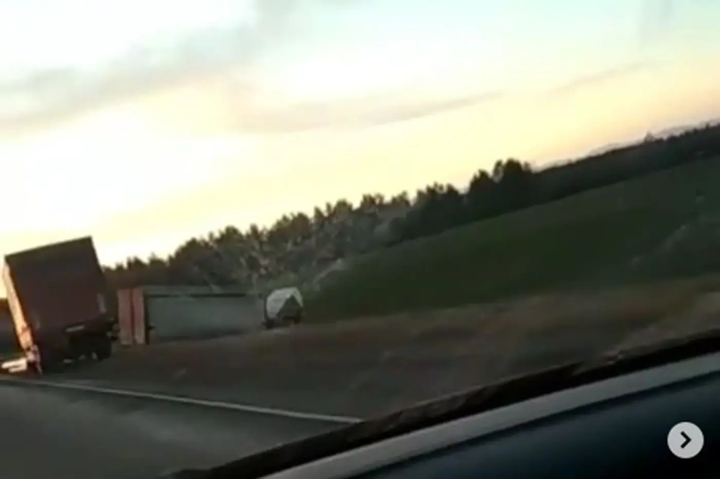 Фура упала в кювет в Бобруйском районе