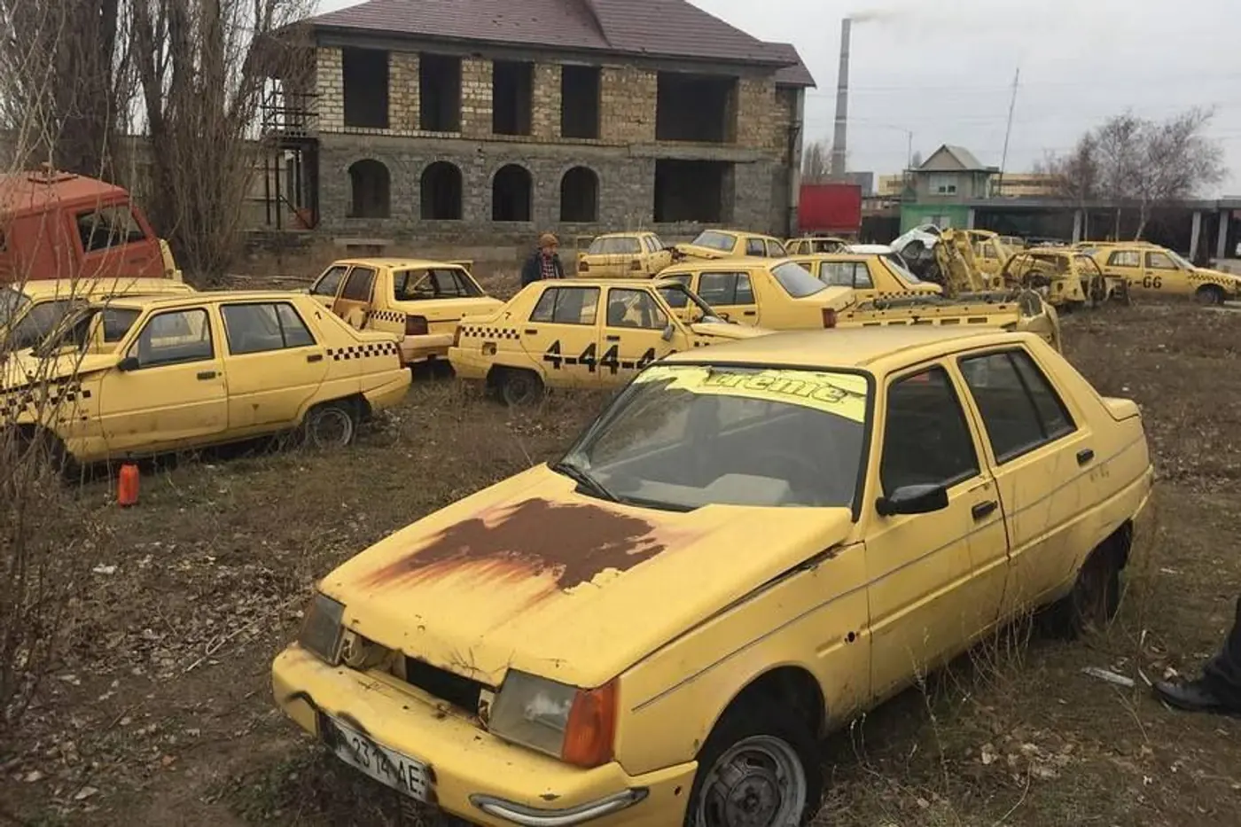 Ржавеют под открытым небом: старые ЗАЗ-1103 из такси разбирают на запчасти
