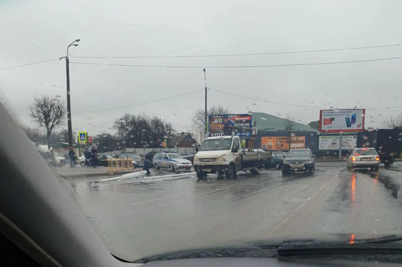 В Могилеве с ГАЗели упал груз - сотрудники милиции помогали его собирать