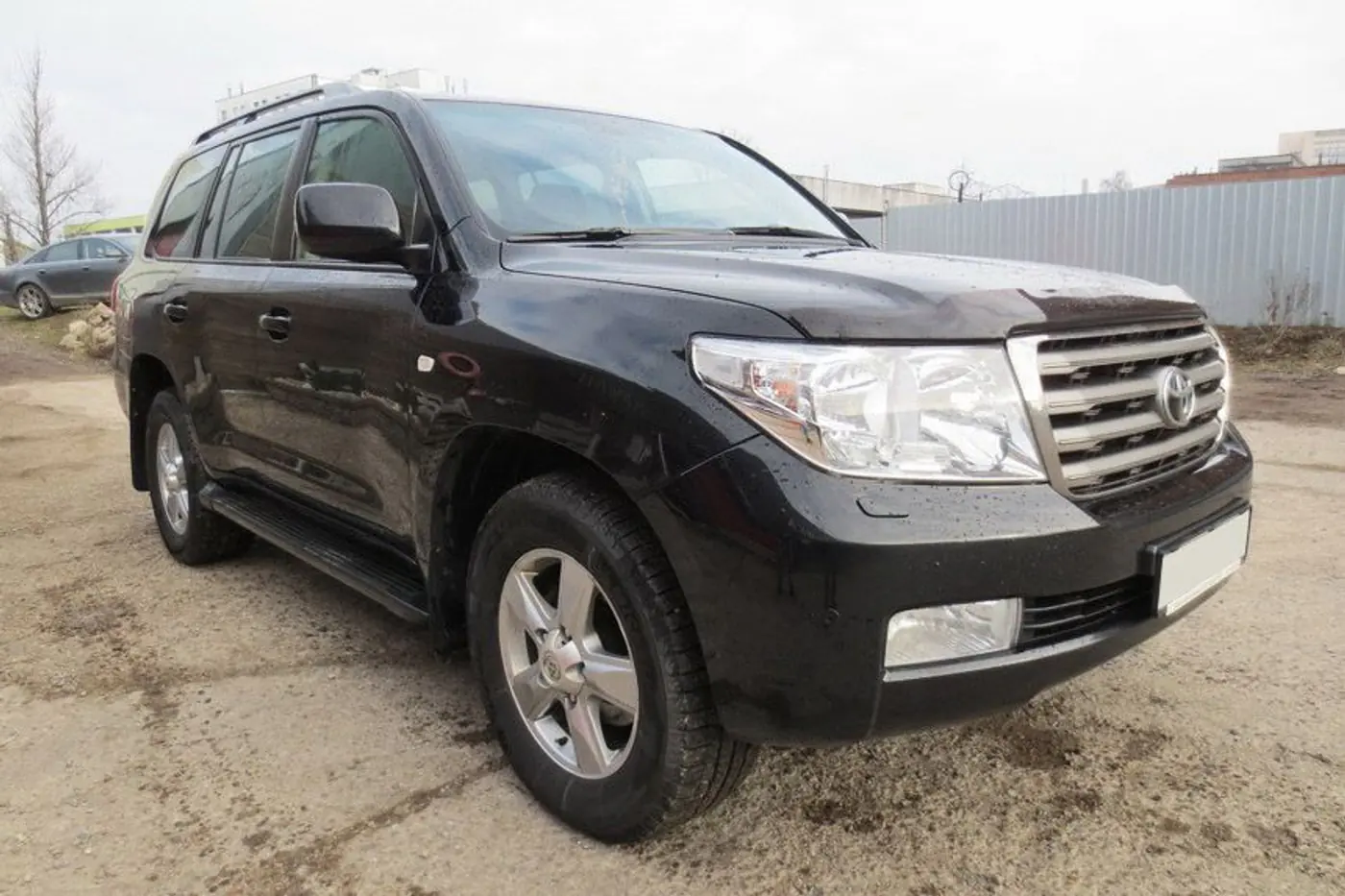 "Из машин, которые у меня были, эта самая надежная". Мнение владельца Toyota Land Cruiser 200