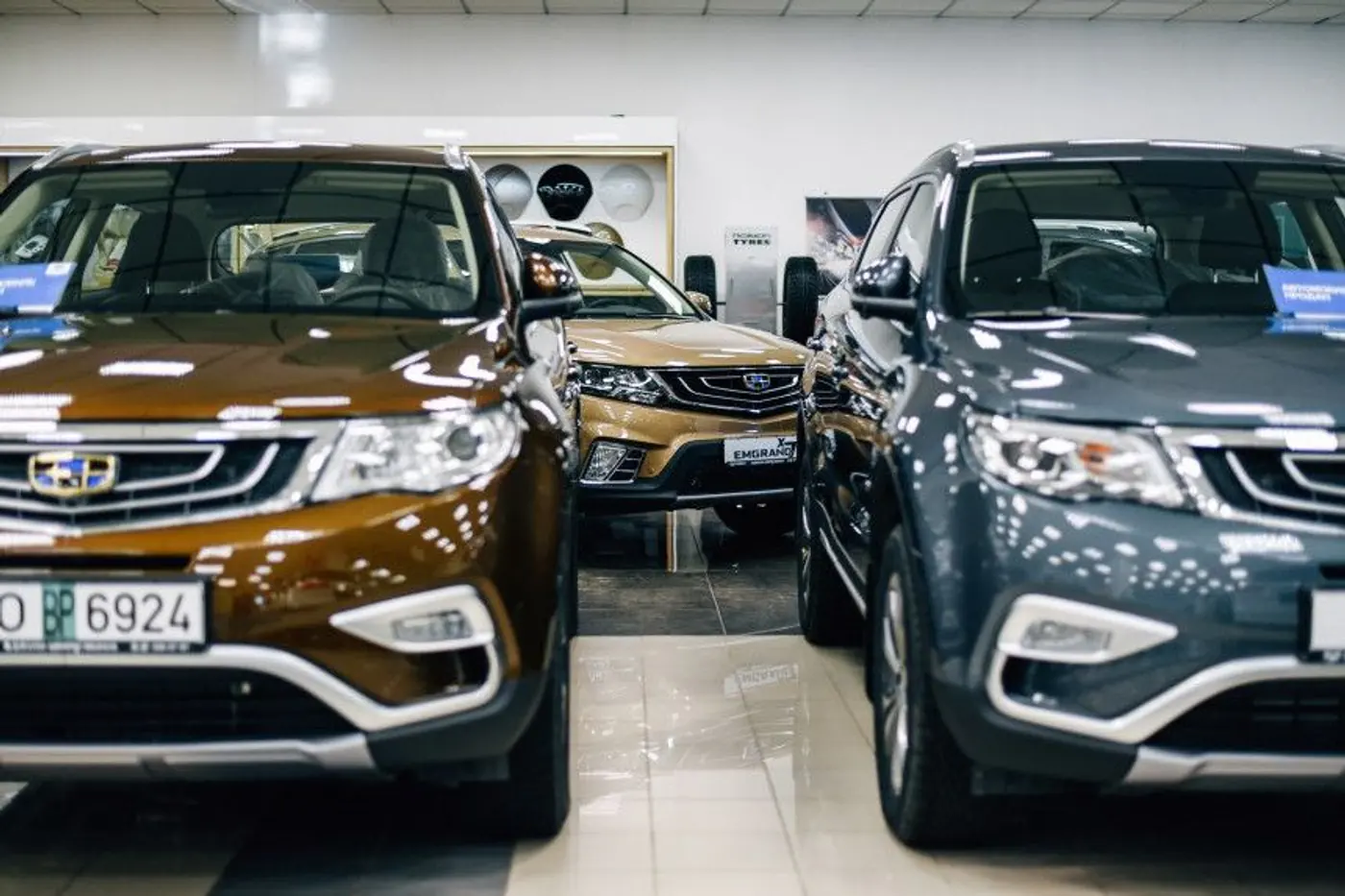 Рубль падает, а цены не растут. Белорусы выгребают из салонов новые Geely и не только