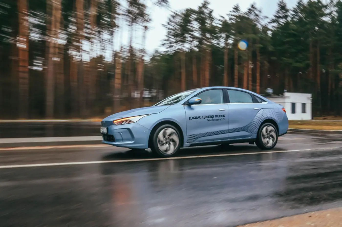 80 бесплатных километров за 15 минут. Как мы тестировали и заряжали Geely Geometry A