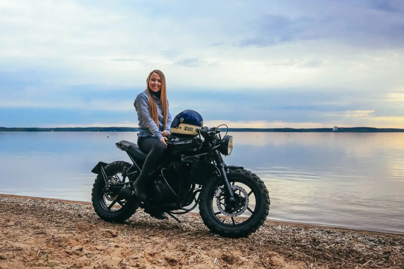 "С покупкой мотоцикла в жизни поменялось все". Наиля и ее скремблер Kawasaki Ninja 250R