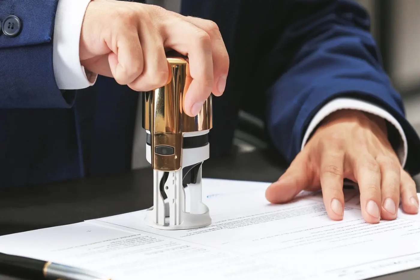 Развод не страшен. Зачем заверять договор купли-продажи у нотариуса?