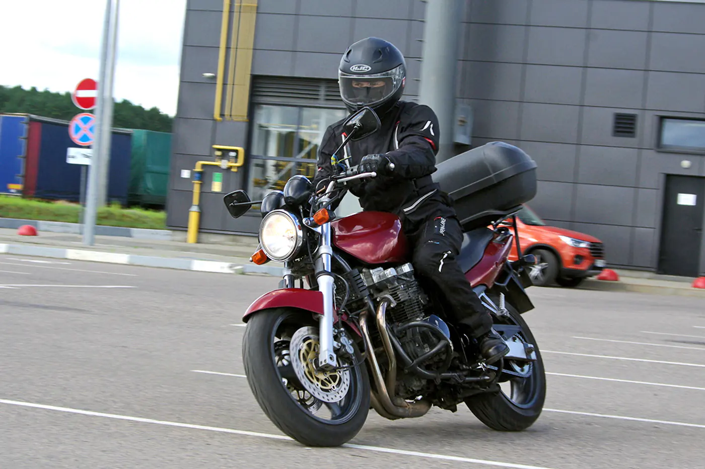 "Жена иногда ругает, что еду медленно". Отзыв владельца Kawasaki ZR-7