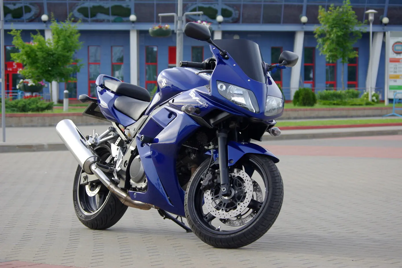 "Первое лето ездил на СТО как на работу". Семья делится опытом владения Suzuki SV650S