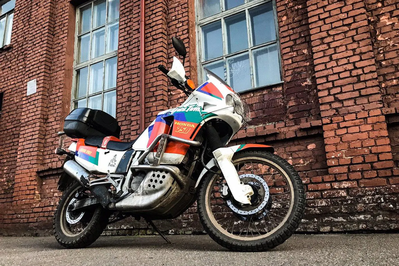 "Ямы и трамвайные пути просто не чувствую". Отзыв владельца Honda XRV750 Africa Twin