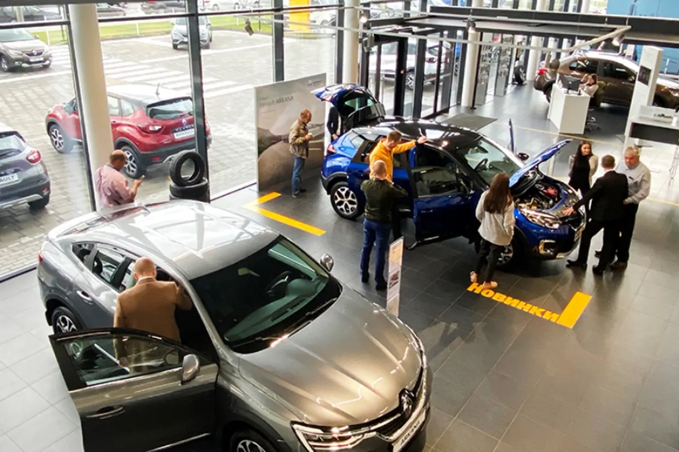 Renault в срочном порядке распродает склад автомобилей