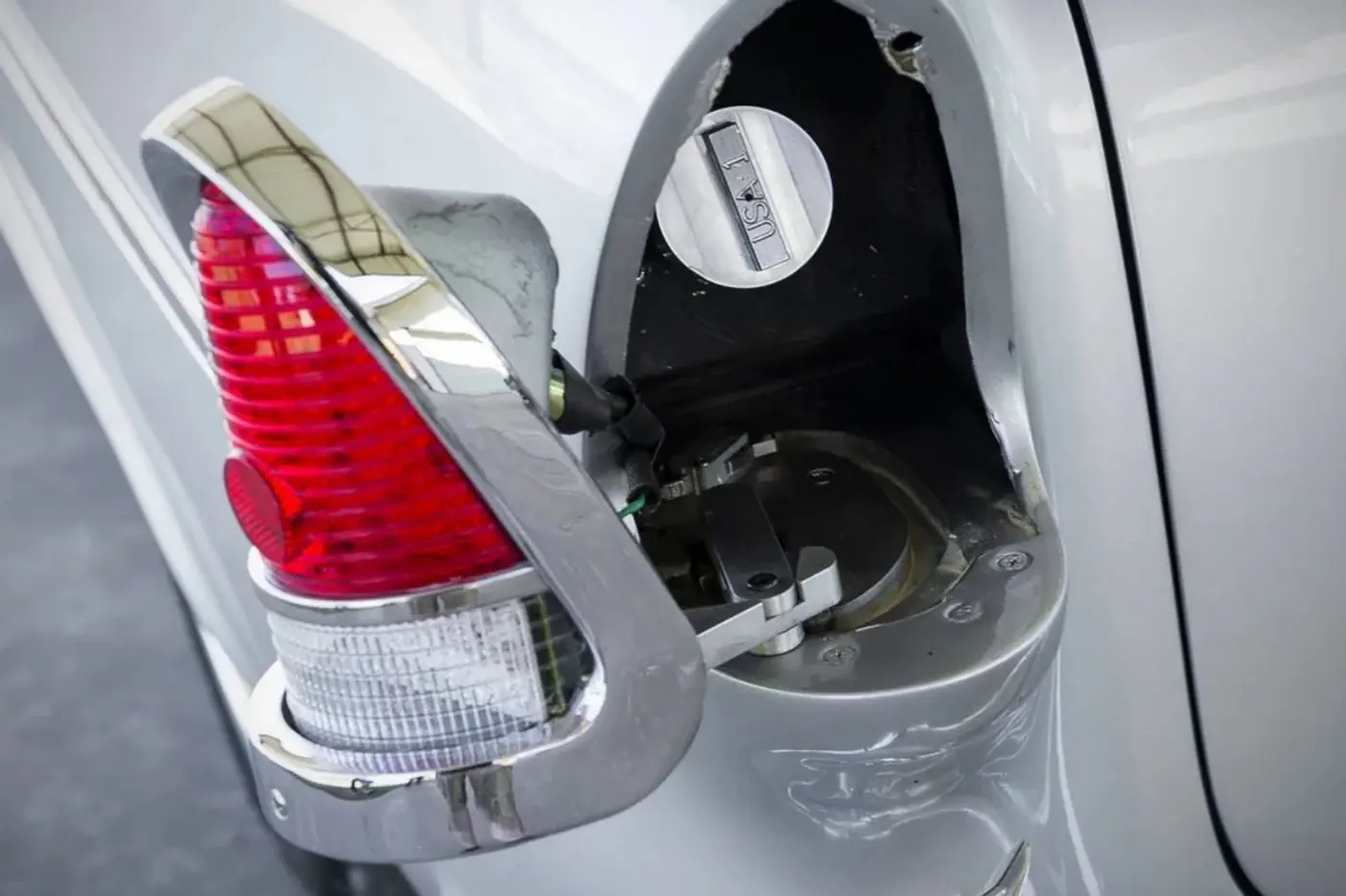 А куда топливо заливать? Машины с необычными лючками бензобака