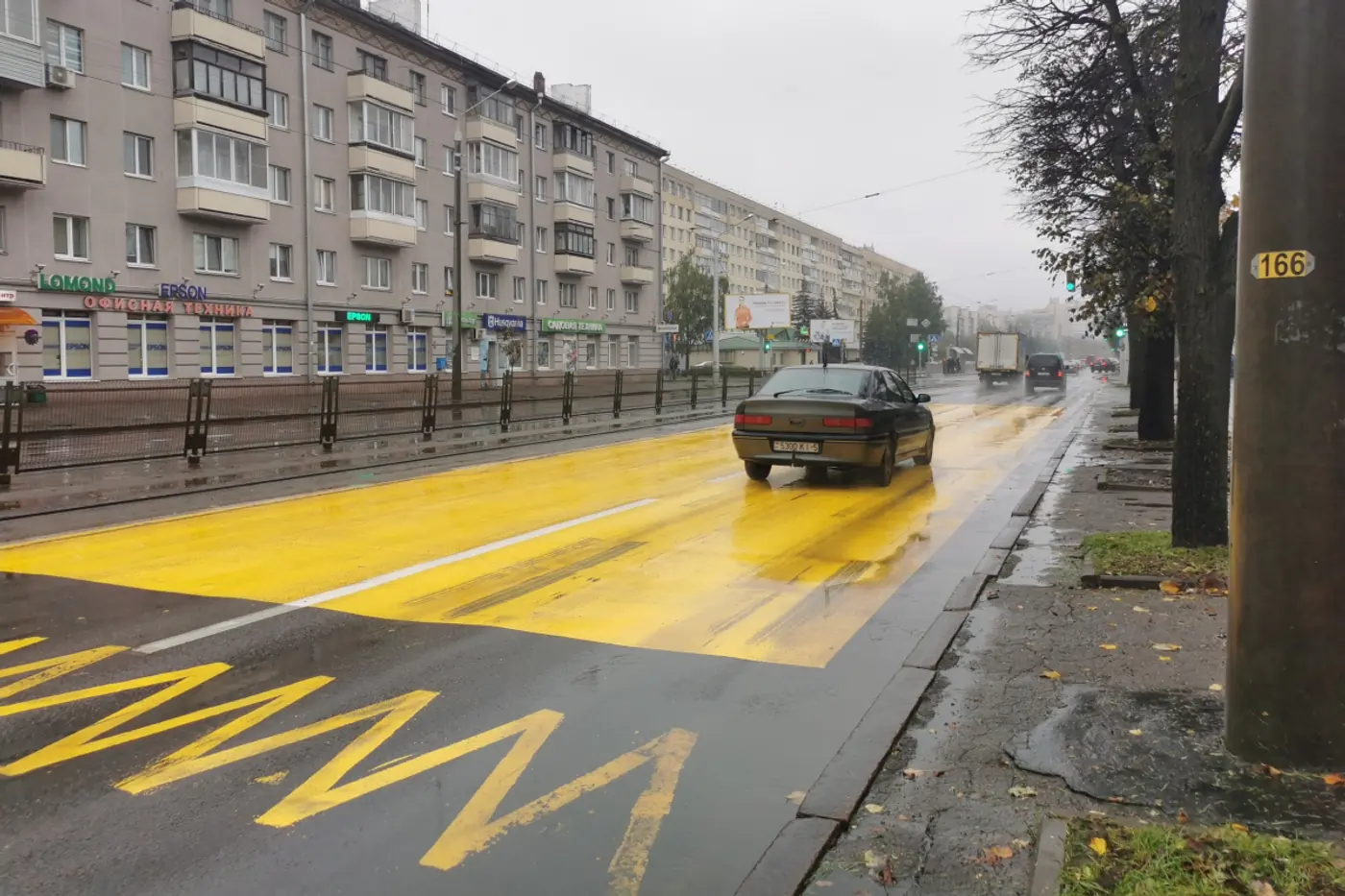 Как только дождь – сразу каток? Протестировали новое покрытие на остановке для трамваев
