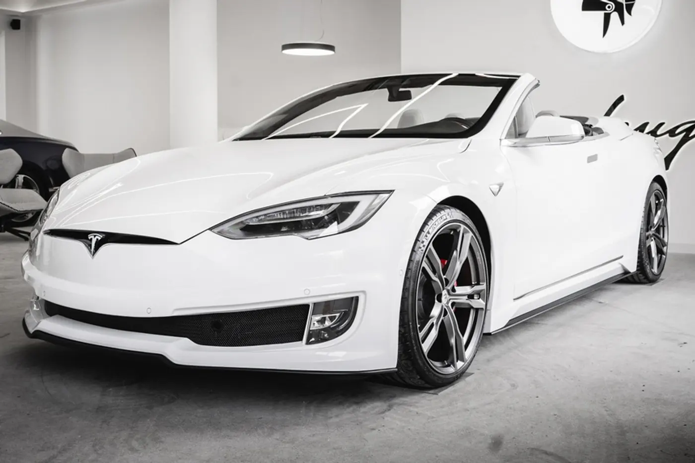 Кузовное ателье Ares Design переделало Tesla Model S в кабриолет