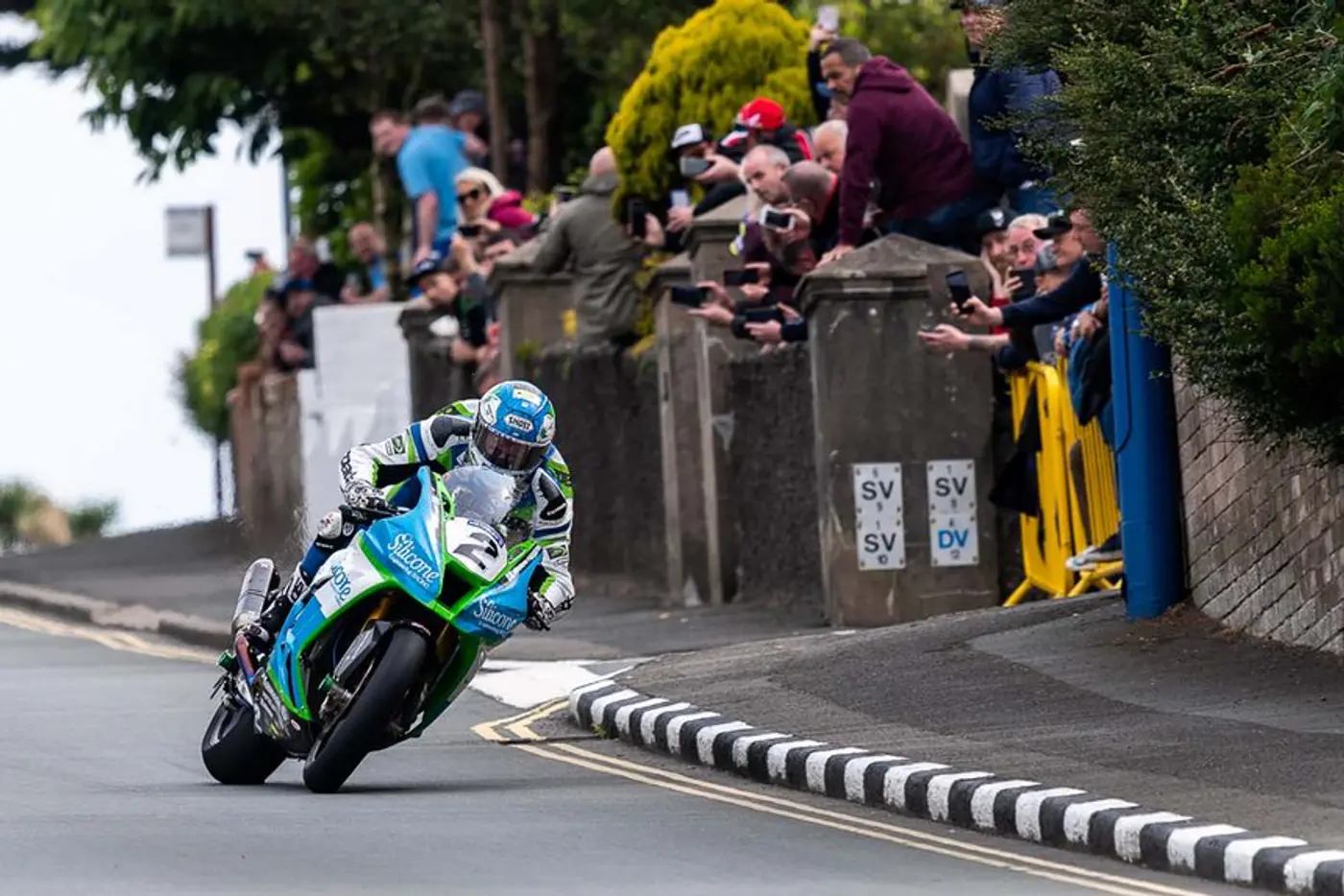 Даже смотреть страшно. Чем привлекает гонка Isle of Man TT, которая забрала более 250 жизней?