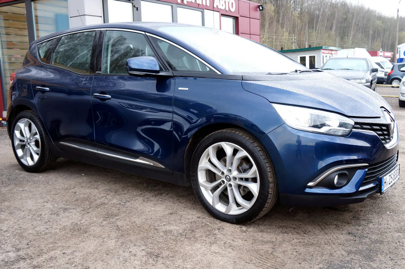 Комфортно, но спорно. Тест-драйв подержанных Renault Scenic и Grand Scenic IV